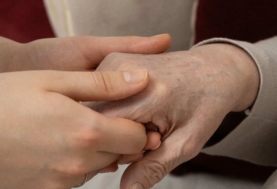 Fürsorgliche Hände zweier Generationen